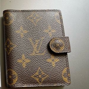 Louis Vuitton Essential SLG